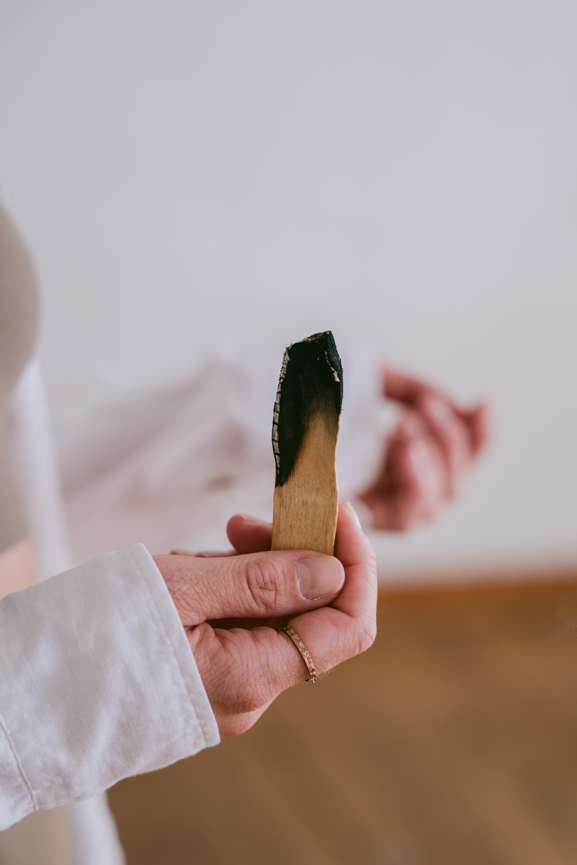 Palo Santo in einer Hand